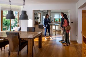 3 Reasons to Use a Real Estate Broker to Find Renters